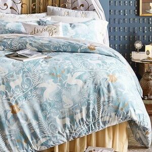 Full size duvet and 2 euro shams. Stock pic for pattern reference. Set in EUC.